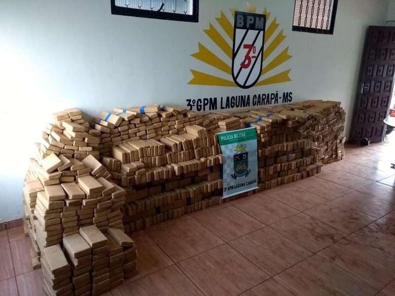 As drogas e o veículo foram encaminhados para a Delegacia de Polícia Civil de Laguna Carapã - Foto: Divulgação/PM