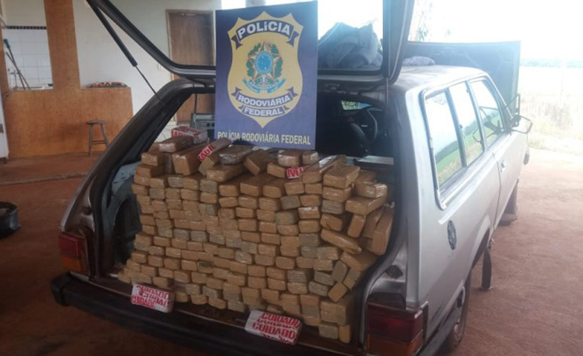 No automóvel foi encontrado, em um fundo falso no assoalho, tabletes de maconha totalizava 93 kg - Divulgação/PRF