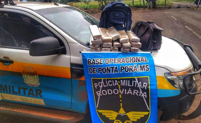 As duas jovens foram levadas, junto com as drogas, para a Delegacia de Polícia Civil de Ponta Porã - Imagem cedida/BPMRv