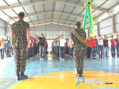 Reservistas dispensados do serviço militar fazem juramento à Bandeira -