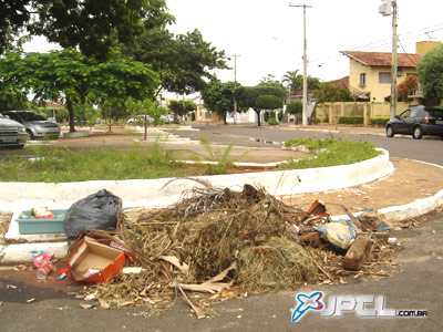 Entulhos continuam sendo jogados em vias públicas -