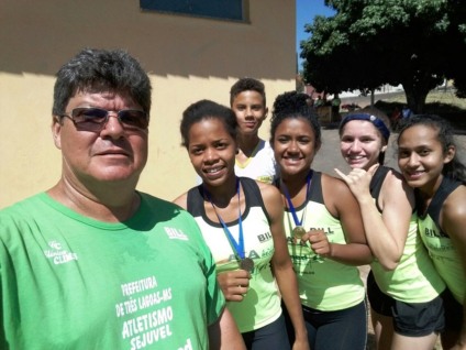 Medalhistas ao lado do treinador da equipe, o professor Reynaldo Abrão Camargo - Divulgação/Assessoria