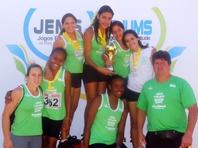 Técnico Reynaldo Abrão Camargo (dir.) e as meninas no pódio -