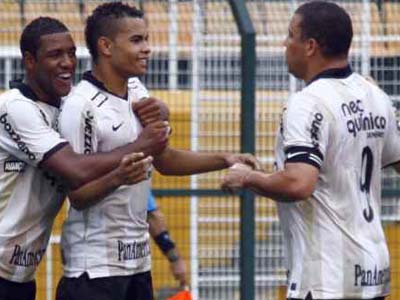 Dentinho comemora com Jucilei e Ronaldo o gol do Corinthians - Dentinho comemora com Jucilei e Ronaldo o gol do Corinthians -