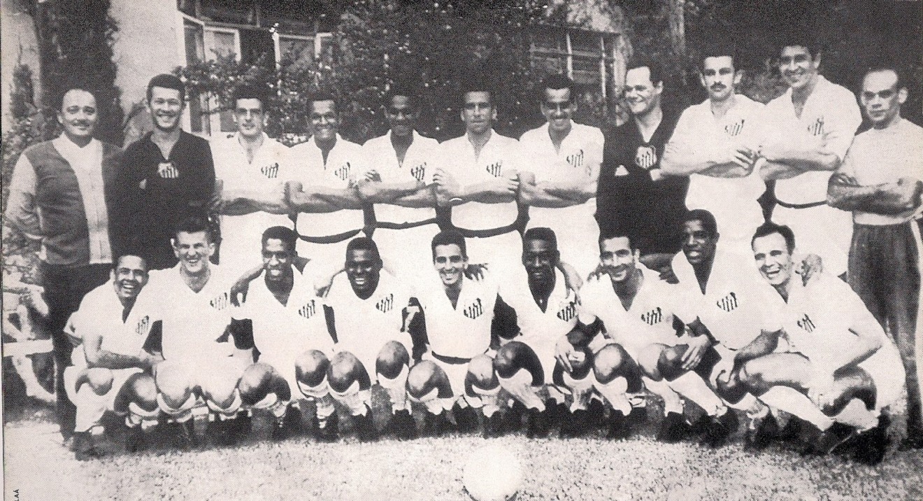 Equipe campeã posa para foto histórica no dia seguinte à conquista - Divulgação/Acervo Santos FC