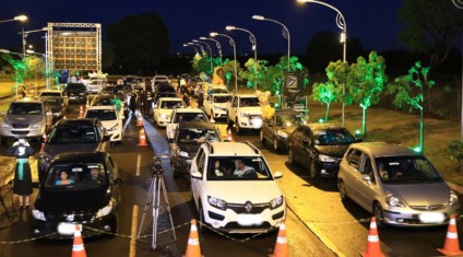 Acadêmicos de medicina colam grau em formato drive-thru - Foto: Divulgação/Portal MS