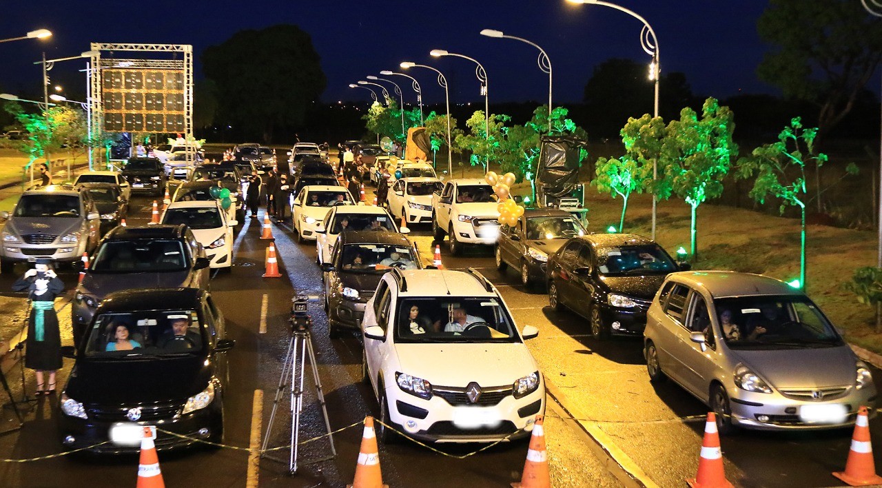 Acadêmicos de medicina colam grau em formato drive-thru - Foto: Divulgação/Portal MS