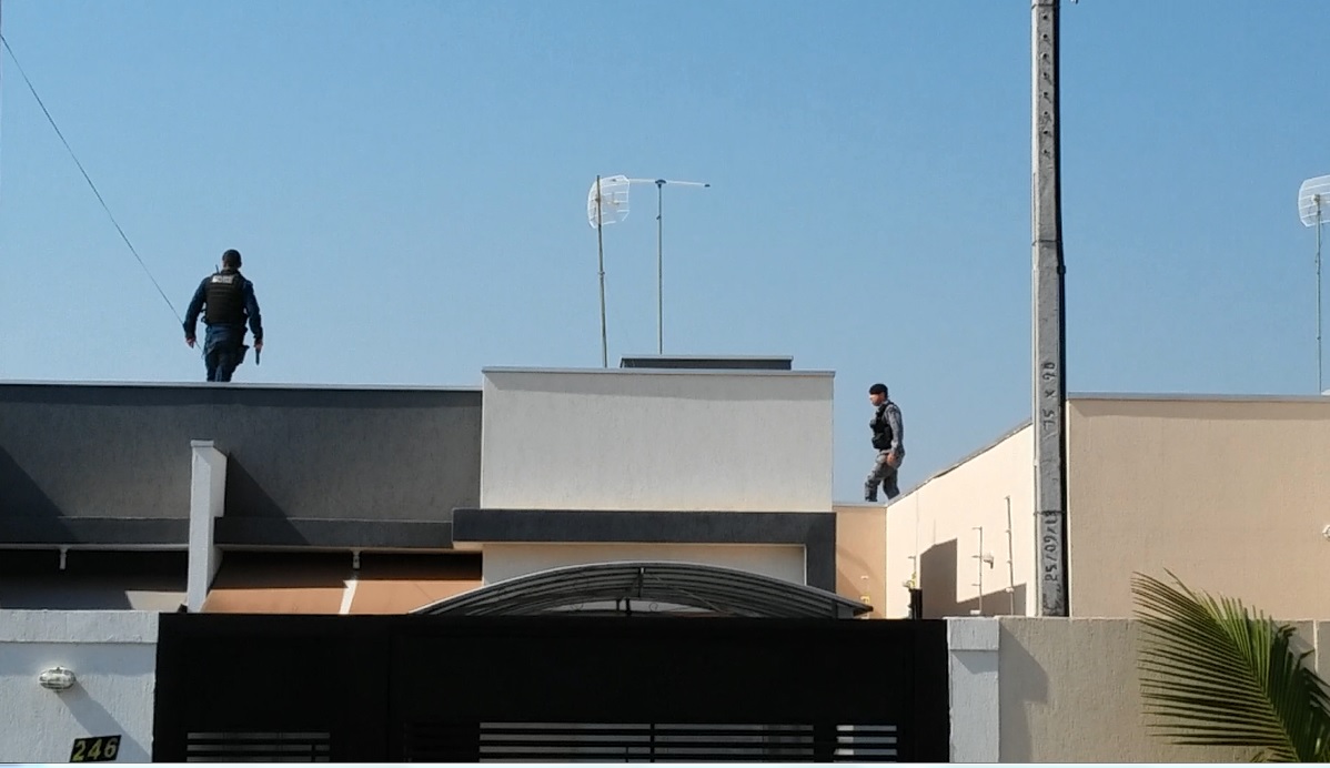 Policias realizam buscas em diversas casas para encontrar os ladrões - Celso Daniel/TVC