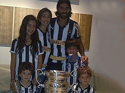 Loco Abreu e a família com a Taça Rio 2012 -