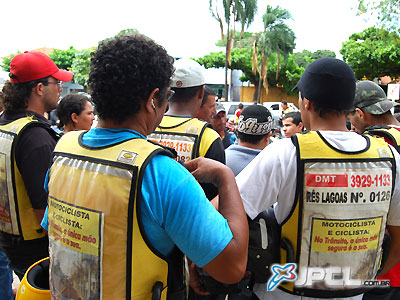 Manifestantes ficaram em frente ao prédio da prefeitura até serem atendidos pelo DMT -