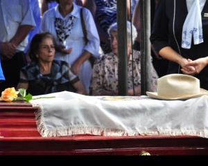 Nilda Coelho no enterro do ex-senador Lúdio Coelho -
