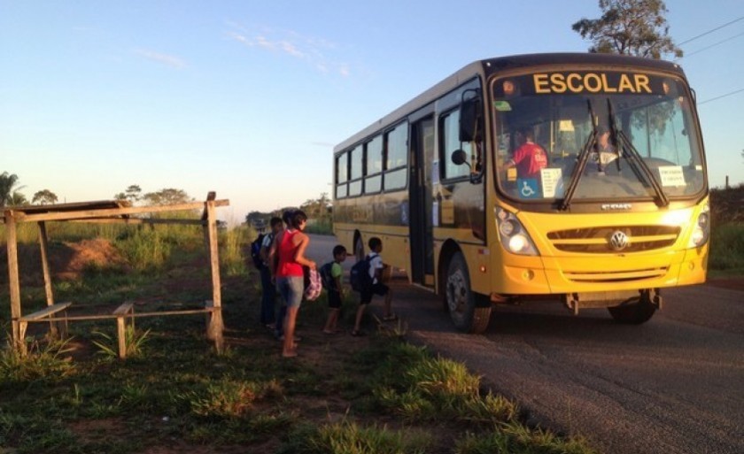 Ônibus escolares só poderiam buscar ou deixar os alunos na entrada das propriedades em duas situações - Arquivo/JPNEWS