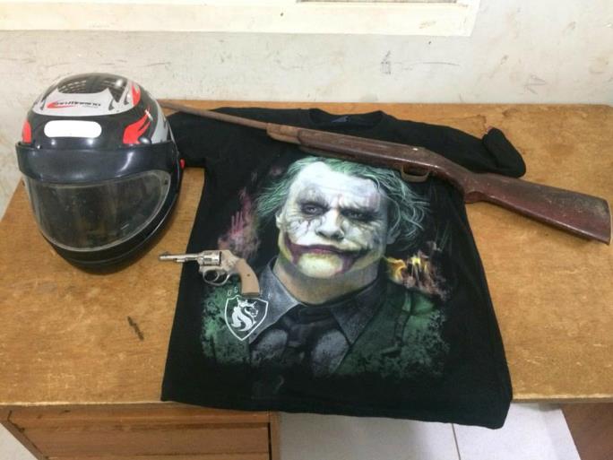 A polícia apreendeu um revólver ,uma espingarda e uma camiseta preta com desenho do coringa,