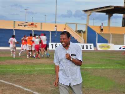 Técnico Mirandinha do Comercial vibra com um dos gols da vitória sobre o Misto -
