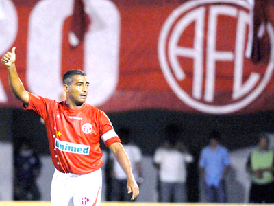Romário veste em jogo oficial a camiseta do América-RJ, como prometeu ao pai -