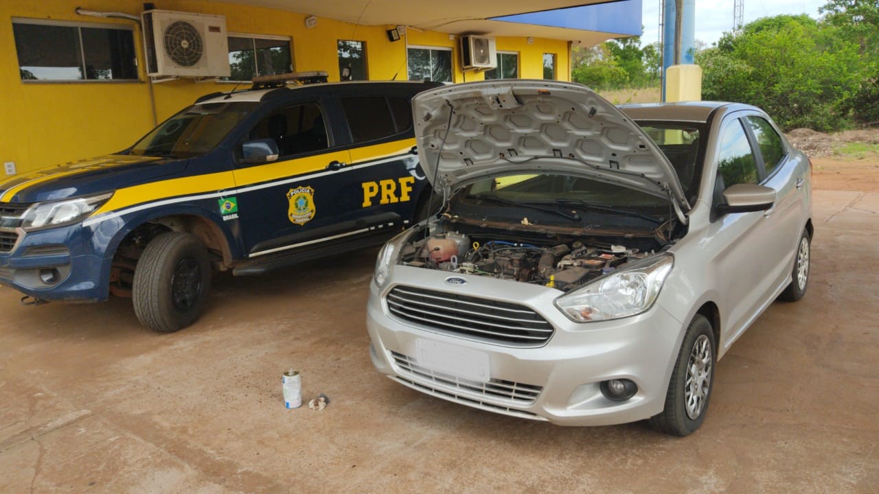 Carro roubado no estado do Paraná é recuperado na BR 262 em Água Clara após abordagem da PRF - Divulgação/PRF