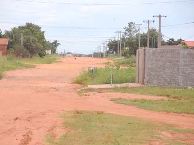 Muros e casas foram edificados dentro do espaço destinado a avenida Baldomero Leituga -