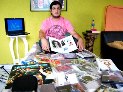 Corradi com sua coleção do Rei do Pop. Um dos CDs é de edição limitada e foi adquirido pelo fã por R$ 1.500 -