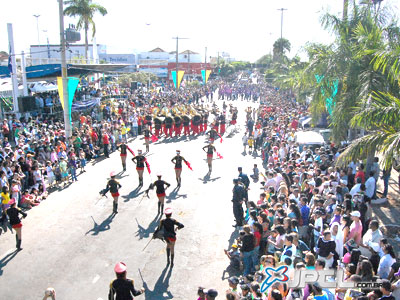 As calçadas da avenida Antônio Trajano e praça Ramez Tebet ficaram tomadas pela população que assistiu ao desfile - As calçadas da avenida Antônio Trajano e praça Ramez Tebet ficaram tomadas pela população que assistiu ao desfile -