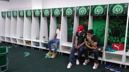 Jogadores do Real Madrid, em vestiário, antes de treino de hoje - Reprodução/Facebook