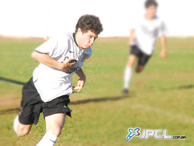 Leonardo do Corinthians comemora um dos gols, time da Sejuvel (listrado) também se classificou - Leonardo do Corinthians comemora um dos gols, time da Sejuvel (listrado) também se classificou -