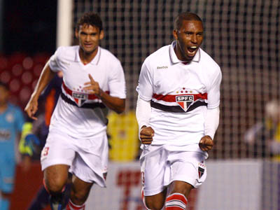 Zagueiro vibra após marcar o gol da vitória sobre o Santos -