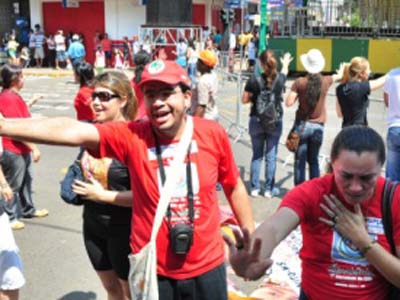 Integrantes do movimento Grito dos Excluídos na rua 14 de Julho após desfile da Independência -