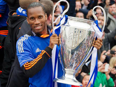 Drogba com a taça da Liga dos Campeões da Europa, conquistada pelo time no último sábado -