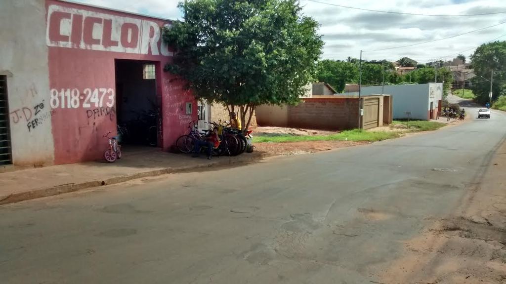 O jovem atingido saiu correndo à procura de ajuda e chegou até a calçada de uma bicicletaria - Foto/Alex Santos