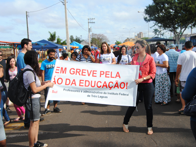 Docentes foram até a feira na manhã deste sábado - Docentes foram até a feira na manhã deste sábado -