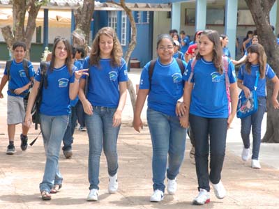 O inicio do ano letivo movimenta as ruas da cidade e motoristas devem redobrar os cuidados nas proximidades das escolas -