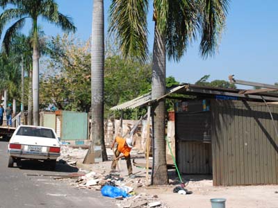 Estrutura do antigo camelódromo esta sendo retirada da avenida Rosário Congro -