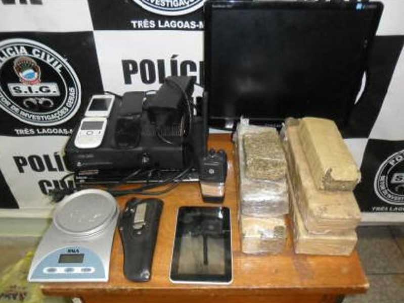 Na residência da família a polícia encontrou cerca de 5,5 kg de drogas - Divulgação