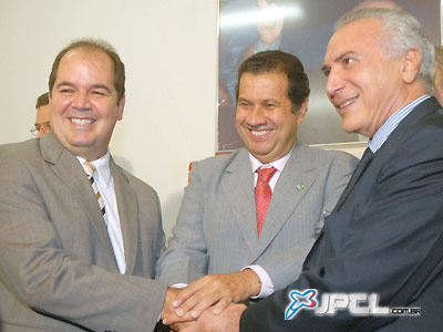 Senador Tião Viana (PT) e deputado Michel Temer (PMDB) posam para foto acompanhados do ministro do Trabalho, Carlos Lupi, após reunião do PDT -