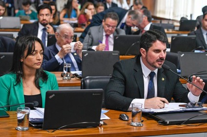 Senadores Eliziane Gama e Marcos do Val durante discussão na CCJ: ela apresentou no Senado três projetos do pacote anticrime do governo federal e ele é relator de uma das propostas na comissão - Foto: Edilson Rodrigues/Agência Senado