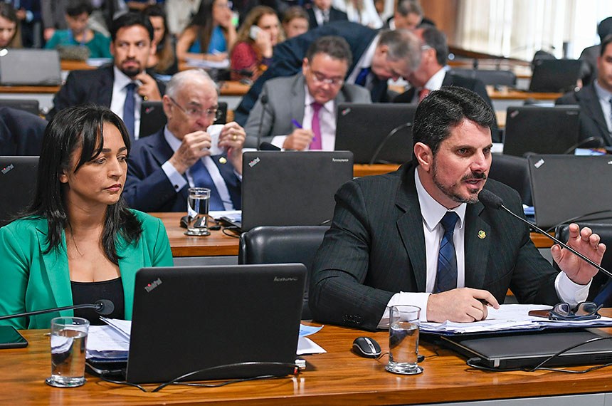 Senadores Eliziane Gama e Marcos do Val durante discussão na CCJ: ela apresentou no Senado três projetos do pacote anticrime do governo federal e ele é relator de uma das propostas na comissão - Foto: Edilson Rodrigues/Agência Senado Senadores Eliziane Gama e Marcos do Val durante discussão na CCJ: ela apresentou no Senado três projetos do pacote anticrime do governo federal e ele é relator de uma das propostas na comissão - Foto: Edilson Rodrigues/Agência Senado