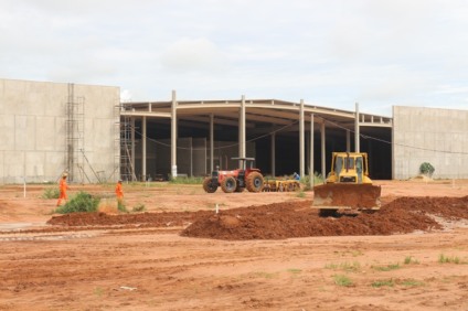 Empreiteira iniciou nesta semana as obras de terraplanagem do lado externo do prédio do shopping. - Danielle Leduc/JPNews