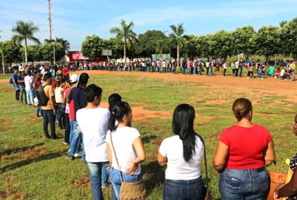 Desempregados formaram fila no Centro Juvenil do bairro Vila Piloto durante toda a manhã de terça. - Danielle Leduc/JPNEWS