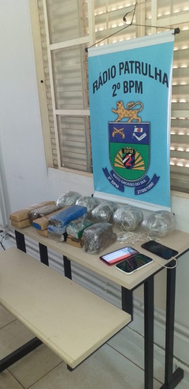 Homem tenta jogar drogas para dentro de presídio e acaba preso - Imagens cedidas/Polícia Militar