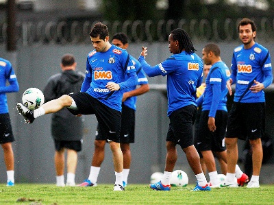 Miralles (esq.), Arouca e Edu Dracena treinam no CT Rei Pelé -
