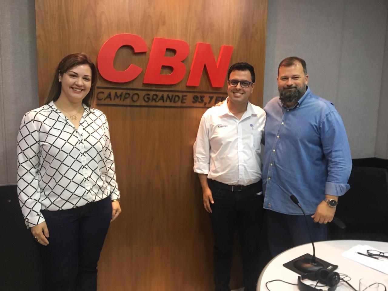 A chefe da divisão de supervisão de formação de condutores do Detran/MS, Glaucimara Hovar e o supervisor de vendas coorporativas da Autobel, Elton Alexandre Moraga Silveira. - CBN CG