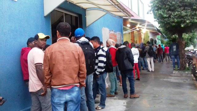 Diariamente desempregados formam fila em frente à Casa do Trabalhador na esperança de oportunidade  - Ana Cristina Santos 