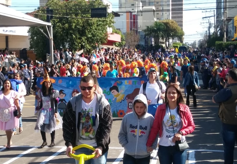 Cinquenta e oito entidades desfilaram na rua 13 de maio para milhares de pessoas - Ronie Cruz/CBN