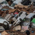 Cenário de destruição nas ruas de Valencia, na Espanha