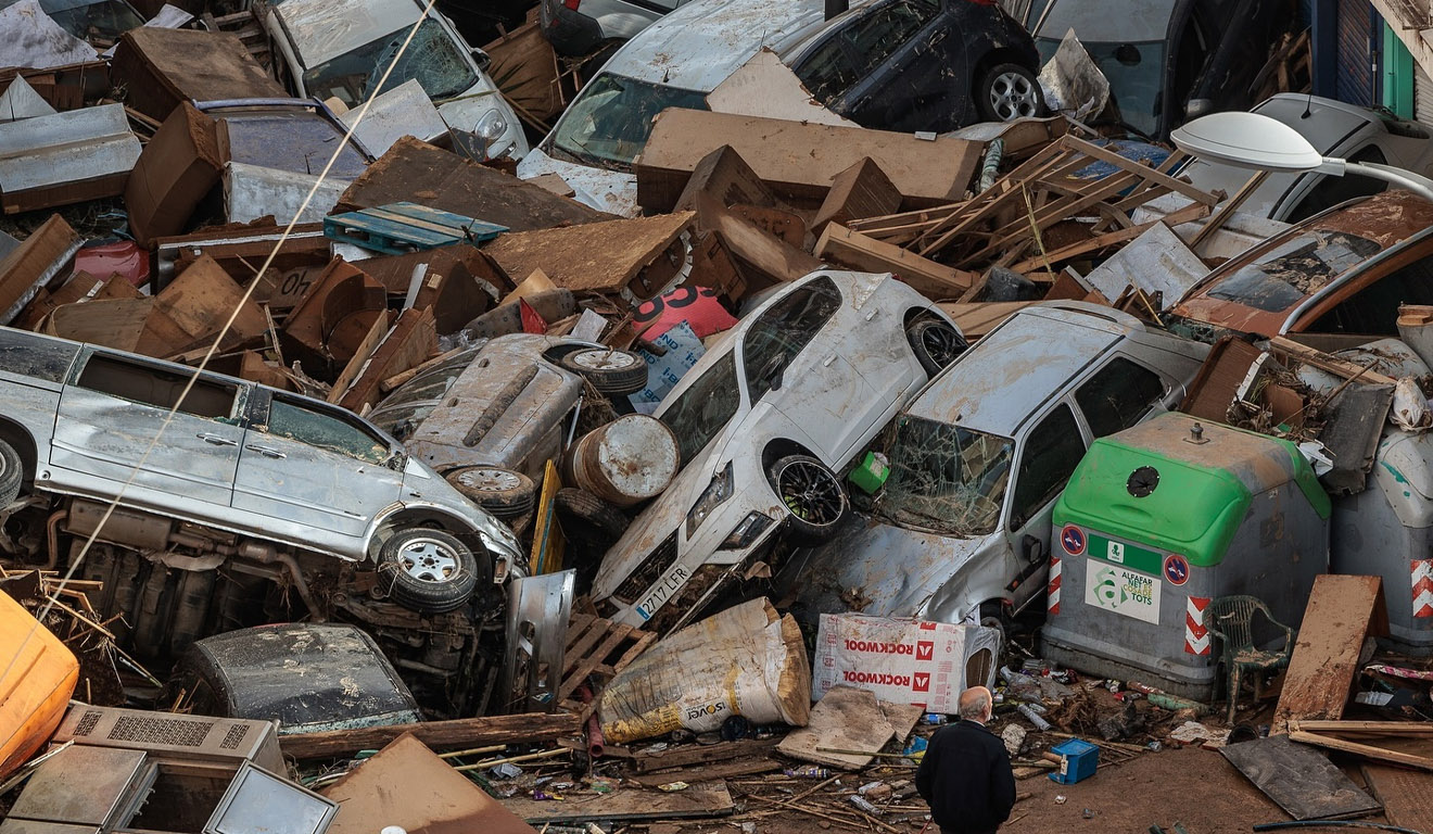 Cenário de destruição nas ruas de Valencia, na Espanha