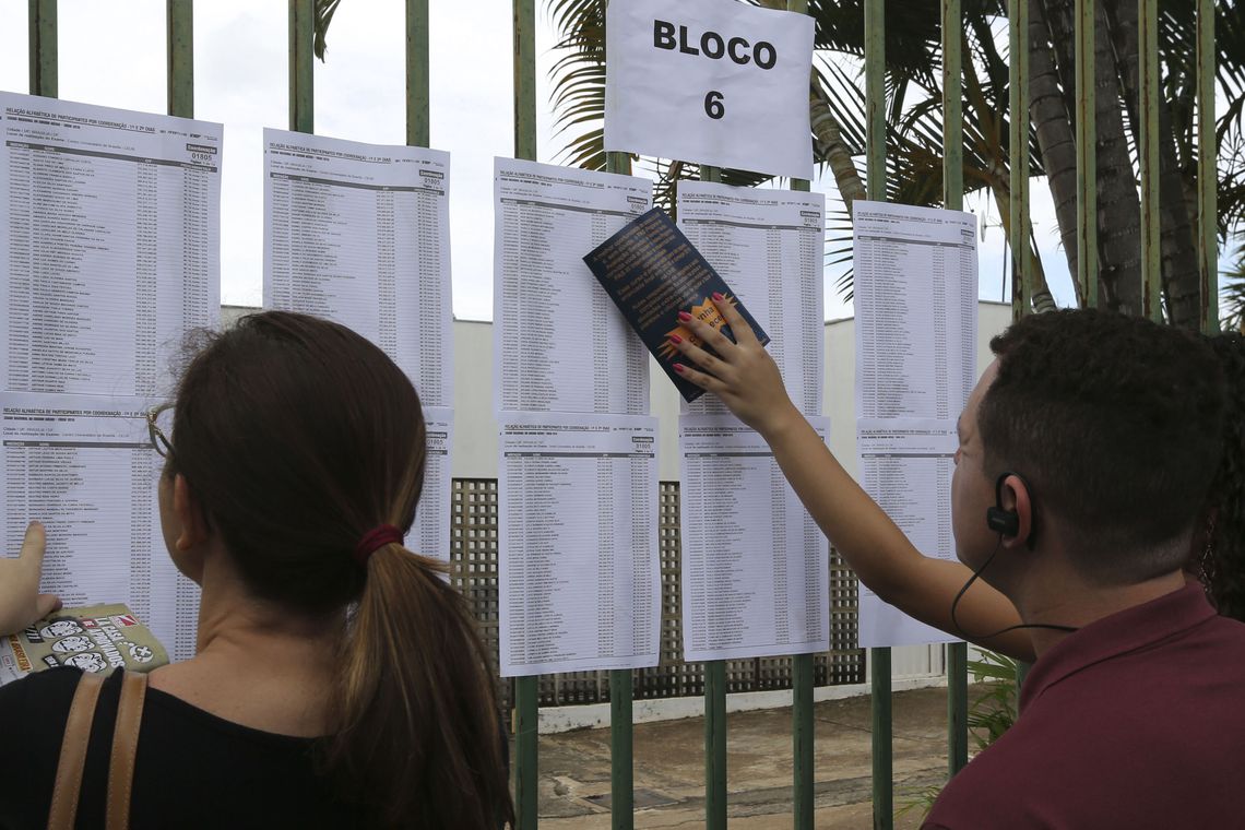 Para participar do exame, os estudantes - com ou sem isenção da taxa - devem fazer a inscrição no período de 6 a 17 de maio - Valter Campanato/Agência Brasil