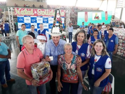 Prefeito Ângelo Guerreiro participou da entrega das cestas - Ana Cristina Santos /JPNews