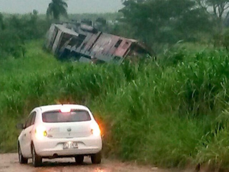 Trem estava carregado de óleo diesel no momento do acidente - TV Tem/Divulgação