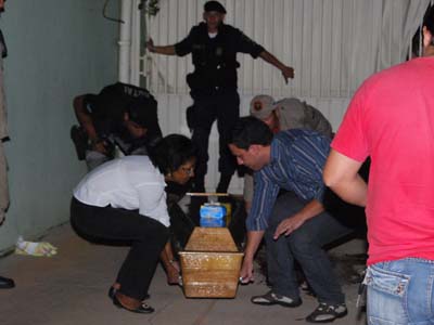 Após a Perícia fazer o levantamento do local, o corpo foi removido por agentes funerários -