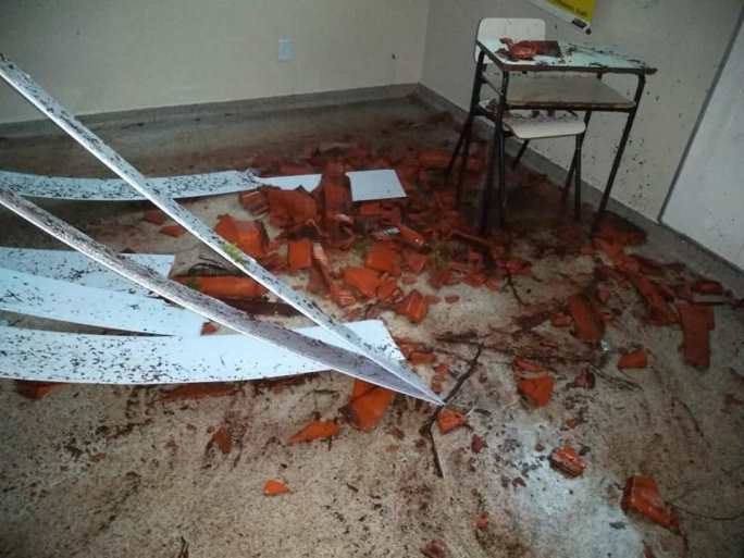 Teto de escola municipal desaba durante chuva em Três Lagoas - Reprodução Facebook Teto de escola municipal desaba durante chuva em Três Lagoas - Reprodução Facebook